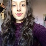 Hola, soy María y tengo 21 años. Actualmente estudio Magisterio de Primaria por inglés, tengo la ESO y Bachillerato bilingües ambos, por lo que mi nivel de inglés es bastante alto. Llevo 6 años dando clases particulares o bien cuidando a niños. Cualquier